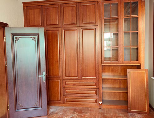 阜阳中式家庭装修里定制的实木衣柜效果图